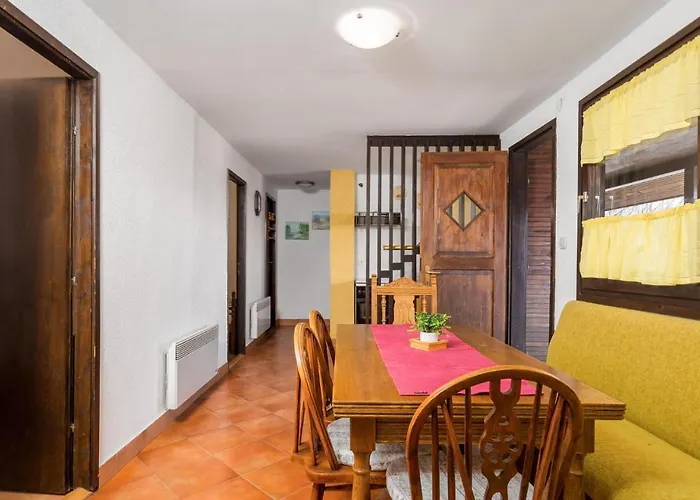 5 Bedroom Gorgeous In فروبفسكو