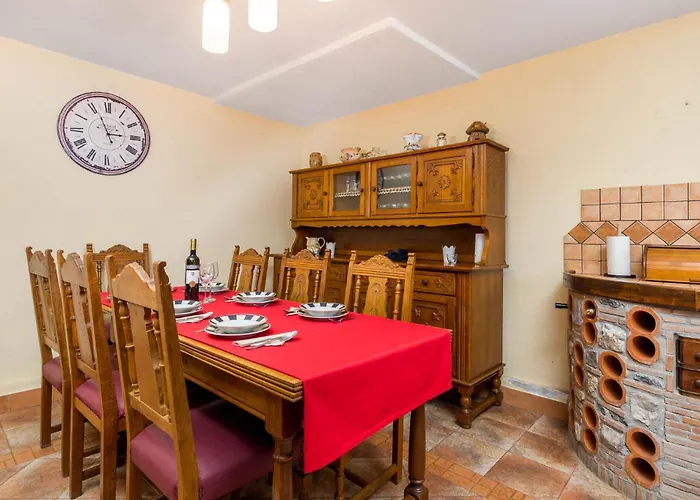 5 Bedroom Gorgeous In فروبفسكو