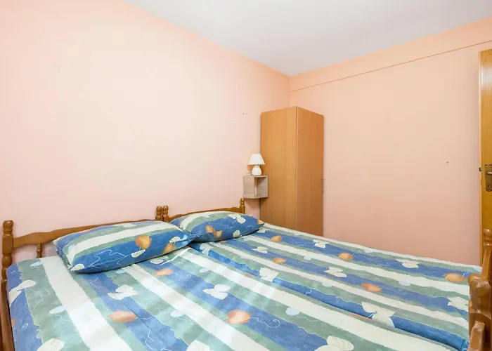 5 Bedroom Gorgeous In Prázdninový dům Vrbovsko